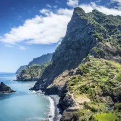Paysage spectaculaire de Madère, avec ses falaises verdoyantes plongeant dans l'océan bleu. Idéal pour savoir quand partir à Madère.