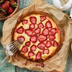 Letnie ciasto z truskawkami, idealne na popołudniową herbatę. Pyszne i pachnące, prosto z pieca.