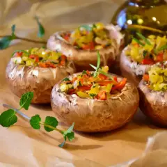 Faszerowane pieczarki, idealne wege grill przepisy. Kolorowe warzywa w środku, świeże zioła i oliwa.
