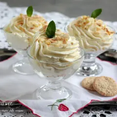 Cremige Desserts in Gläsern, garniert mit Mandelsplittern und Minze. Ein Hauch von Zitrone, wie bei einem feinen lemon curd, macht sie unwiderstehlich.