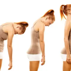 Tre pose a confronto: una donna con postura scorretta in piedi, poi leggermente meglio, e infine con postura corretta in piedi.