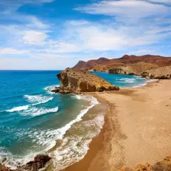 Playa Indiana Jones en Almería, con aguas turquesas y formaciones rocosas que evocan aventuras.