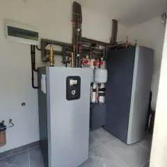 Sterownik nie załącza pompy CWU. Widoczny panel sterowania, zasobnik CWU i instalacja grzewcza.