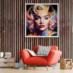 Portrait coloré de Marilyn Monroe, un type de peinture murale audacieux sur un mur lambrissé.
