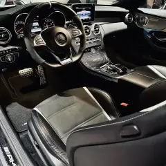 Wnętrze sportowego Mercedesa z kierownicą AMG, karbonowymi wstawkami i siedzeniami. Czekam na jazdę tym v8!