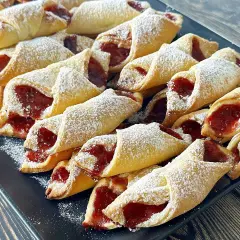 Pyszne, domowe babcine ciastka na drożdżach z dżemem, posypane cukrem pudrem. Idealne na deser.