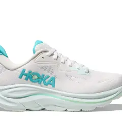 Weißer Hoka Schuh mit türkisfarbenem Logo und Akzenten. Viele positive Hoka Schuhe Erfahrungen sprechen für diesen Laufschuh.