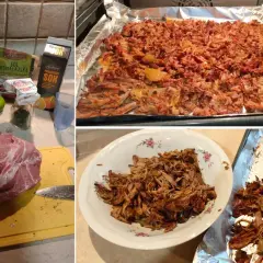 Składniki do przygotowania carnitas: surowa wieprzowina, cebula, czosnek, limonki, przyprawy, cola i sok pomarańczowy. Mięso pieczone na blasze, gotowe do rozdrobnienia.