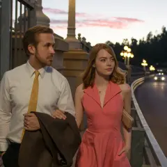 Para spacerująca po moście w LA, marząca o karierze w La La Land. Zachód słońca, światła miasta i nadzieja.