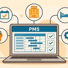Il significato di PMS: un laptop mostra un programma con icone di hotel, letto, calendario, chiave e ingranaggi, che simboleggiano la gestione alberghiera.