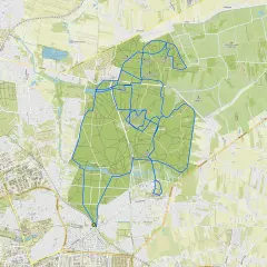 Mapa z zaznaczonymi trasami rowerowymi w Łodzi, prowadzącymi przez tereny zielone i lasy, m.in. Las Łagiewnicki.