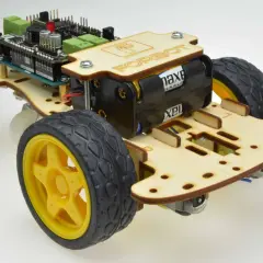 Zbuduj własnego robota z kartonu! Ten model ma drewnianą ramę, koła, baterie i płytkę sterującą.