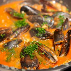 Muscheln in Tomatensoße, ein köstliches Gericht, das Lust auf mehr macht. Perfekt für alle, die gerne Muscheln essen. Rezepte dafür gibt es viele!