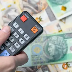 Pilot w dłoni, a pod nim polskie banknoty. Czy to zapowiedź, że abonament RTV 2026 za cały rok będzie kosztował tyle co te pieniądze?