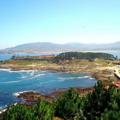 Vista panorámica de la fortaleza de Monterreal, con el mar azul y la costa rocosa.