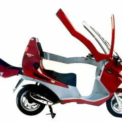 Moto con techo rojo y gris, con parabrisas y estructura de protección.