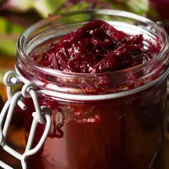 Słoik z buraczanym chutney, obok świeże buraki. Zastanawiasz się, chutney co to? To pyszny dodatek.