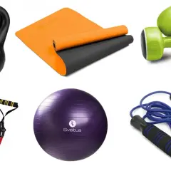 Kettlebell, mata, zielone hantle, piłka gimnastyczna, skakanka i gumy oporowe – kompletny zestaw domowy sprzęt do ćwiczeń.