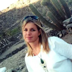 Máxima de Holanda joven sonríe en un paisaje desértico con cactus gigantes.