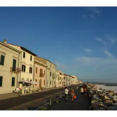 Passeggiata serale a Marina di Pisa, tra case colorate e il mare. Cosa vedere: la passeggiata lungomare e i locali.