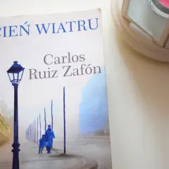 "Cień Wiatru" Zafóna: Recenzja. Czy to książka dla Ciebie?