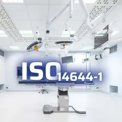 Quirófano moderno con equipo médico y el texto "ISO 14644-1", indicando el cumplimiento de las **salas blancas normativa** para un entorno estéril.