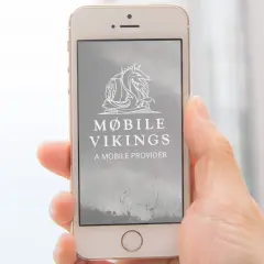 Dłoń trzyma smartfon z logo Mobile Vikings. Szybkie doładowanie viking mobile na wyciągnięcie ręki.