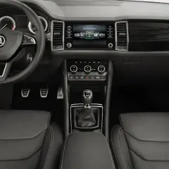 Interiör i Skoda Kodiaq med ratt, instrumentpanel och infotainmentsystem. Kanske ett problem med Skoda Kodiaq?