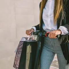 Co ubrać do spódnicy w kratę, by wyglądać stylowo i modnie?