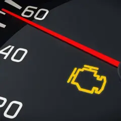 Luz de advertencia de fallo del sistema antipolución encendida en el tablero del coche.