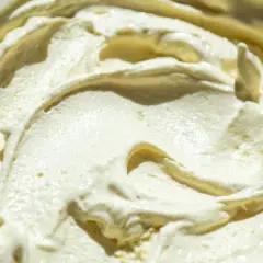 Kremowe, domowe lody przepis babci, z widocznymi drobinkami wanilii. Idealne na upalne dni.