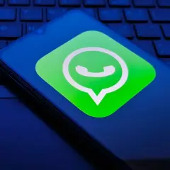 Telefon z logo WhatsApp na klawiaturze. Czyżby kolejna awaria WhatsApp?