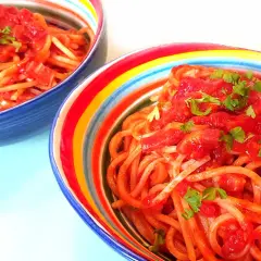 Zwei Schüsseln mit Spaghetti Amatriciana alla Nonna, garniert mit Petersilie.