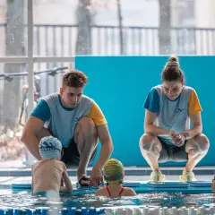 Nauka pływania: Od kiedy? Odpowiadamy na pytania rodziców