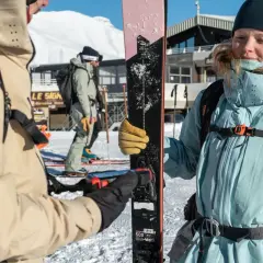 Narciarze w polskie góry zimą, gotowi na zjazdy. Słońce, śnieg i sprzęt narciarski.