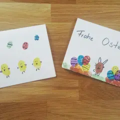 Zwei Karten mit Fingerfarbe-Ostern-Motiven: bunte Eier, Küken und Hasen.