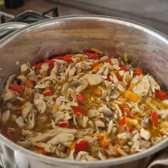 Mięso z rosołu z pieczarkami i papryką w garnku. Idealne do zrobienia pysznego dania.