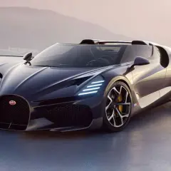 Bugatti La Voiture Noire, el coche más caro del mundo, un deportivo negro brillante con líneas aerodinámicas y luces LED.