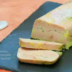 Tranche de foie gras mi cuit, prêt à être dégusté. Une touche de jaune vif souligne sa texture.