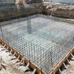 Szkielet zbrojeniowy płyty fundamentowej, gotowy do zalania betonem. To kluczowy etap budowy, wpływający na koszt płyty fundamentowej.