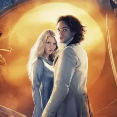 Postery z fajne filmy przygodowe/fantasy: para w strojach z epoki, mężczyzna z fajką i tajemniczy jegomość z mieczem.