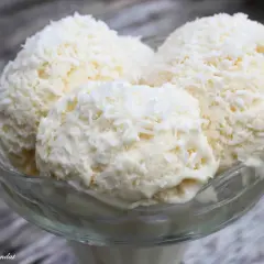 Tre kulor krämig kokosglass, toppad med riven kokos. Perfekt för ett enkelt kokosglass recept.