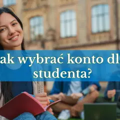 Uśmiechnięta studentka z notatnikiem i długopisem. Tekst na zdjęciu: "Jak wybrać konto dla studenta?".