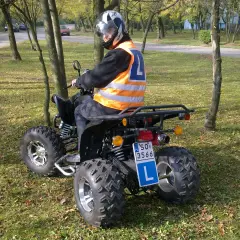 Które prawo jazdy na quada wybrać? Kompletny poradnik kategorii AM, B1, B