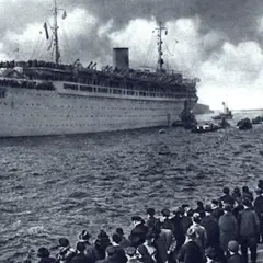 Okręt Wilhelm Gustloff na wodzie, tłum ludzi na brzegu. Tragedia statku pochłonęła tysiące ofiar, ustalenie, ile osób zginęło na Wilhelm Gustloff, jest trudne.