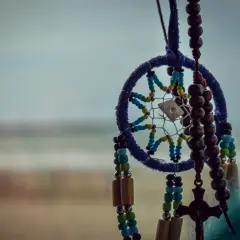 Łapacz snów z koralików i piór. Inspiracja: indiańskie ozdoby jak zrobić.