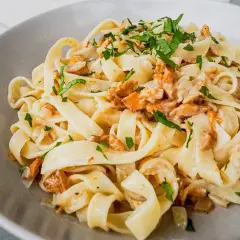 Tagliatelle w kremowym sosie kurkowym, posypane świeżą natką pietruszki. Pyszne danie, które zachwyci każdego miłośnika grzybów.