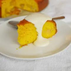 En bit saftig saffranskaka i sockerkaksform, toppad med len vaniljsås. Perfekt för fikat!