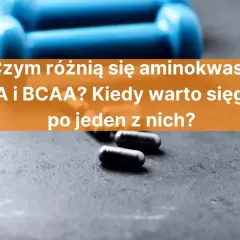 EAA i BCAA – co to za suplementy? Zdjęcie przedstawia niebieskie hantle i kapsułki, sugerując temat odżywek dla sportowców.