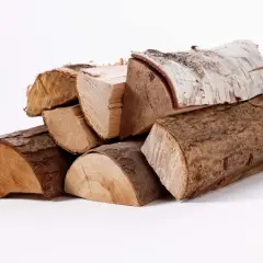 Un tas de bois g1, certains avec écorce, d'autres coupés, prêts pour un feu de cheminée.